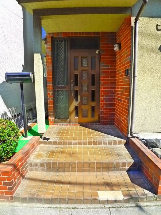 物件外観写真2　(エントランス部分)