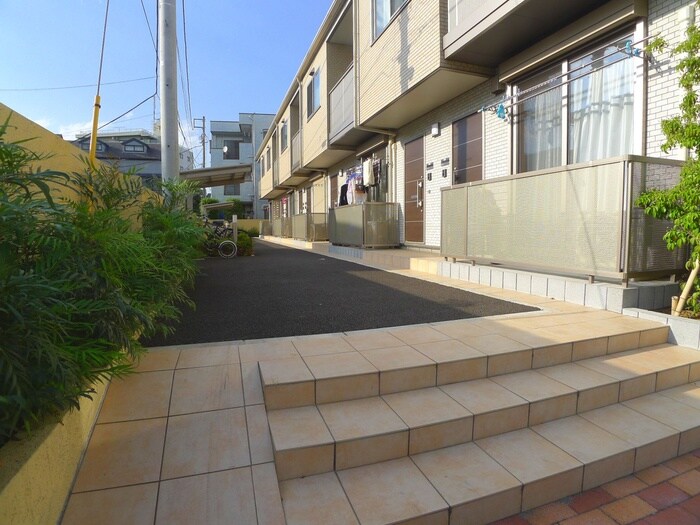 物件外観写真2　(エントランス部分)