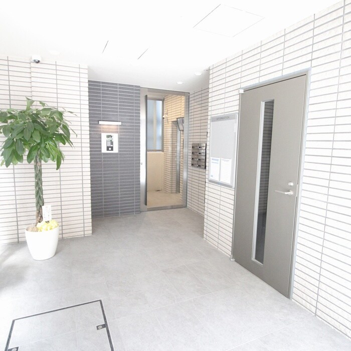 物件外観写真2　(エントランス部分)