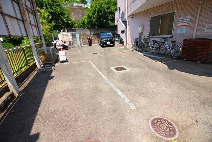 物件外観写真4　(駐車場)