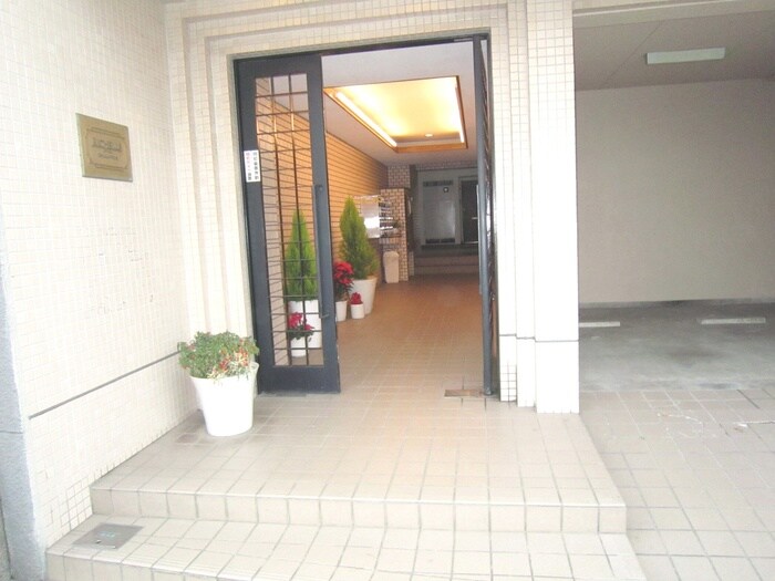 物件外観写真2　(エントランス部分)