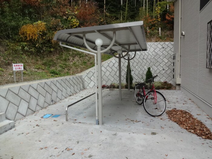 物件外観写真3　(駐輪場)