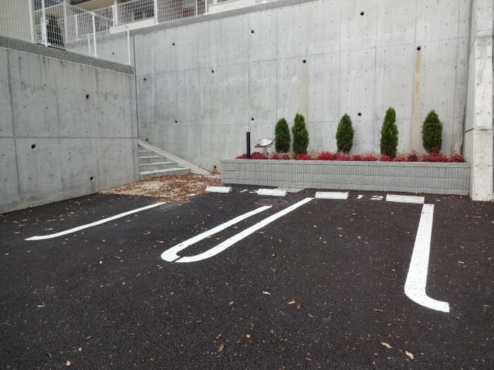 物件外観写真4　(駐車場)