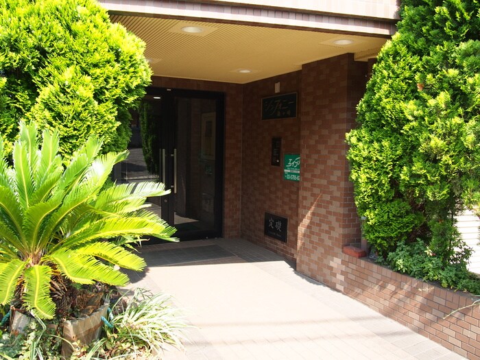 物件外観写真2　(エントランス部分)