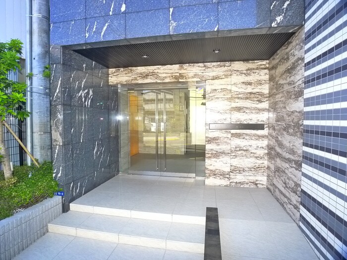 物件外観写真3　(エントランス部分)