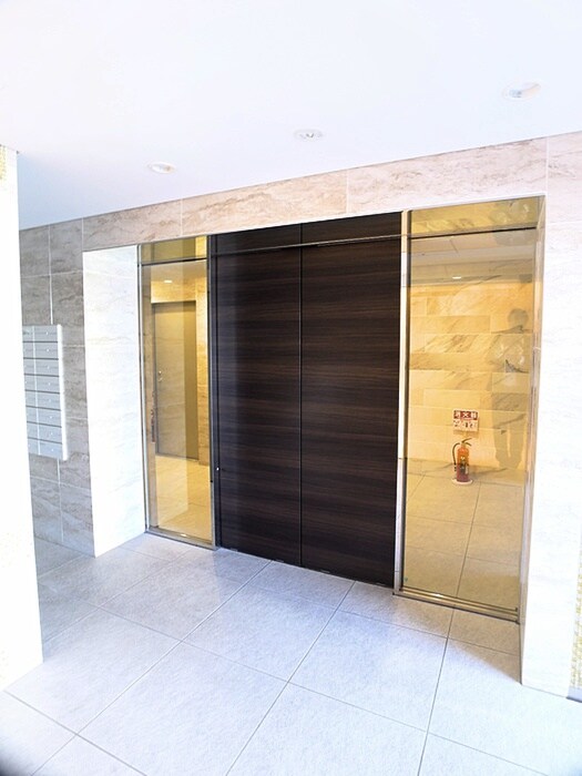 物件外観写真6　(エントランス部分)