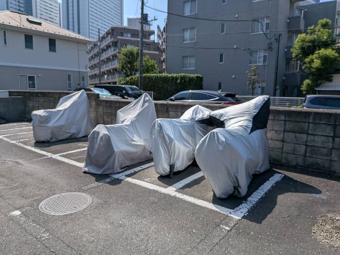 物件外観写真2　(バイク置き場)