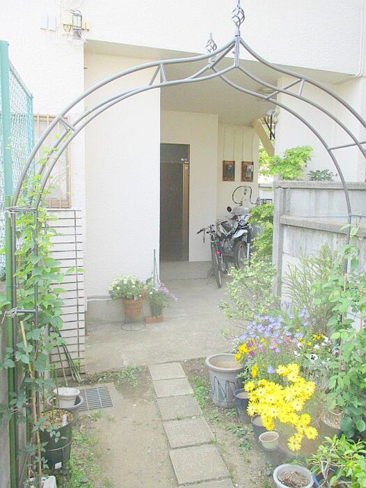 物件外観写真3　(エントランス部分)