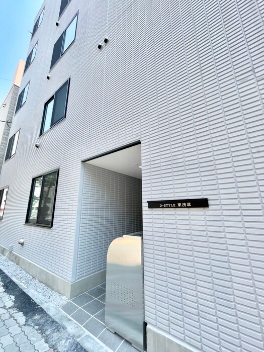 物件外観写真3　(エントランス部分)