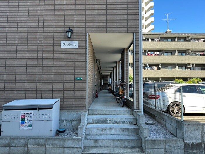 物件外観写真3　(エントランス部分)