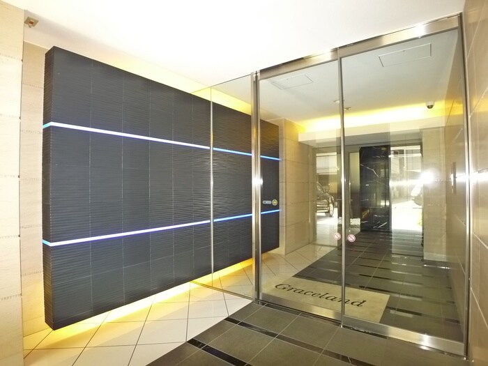 物件外観写真2　(エントランス部分)