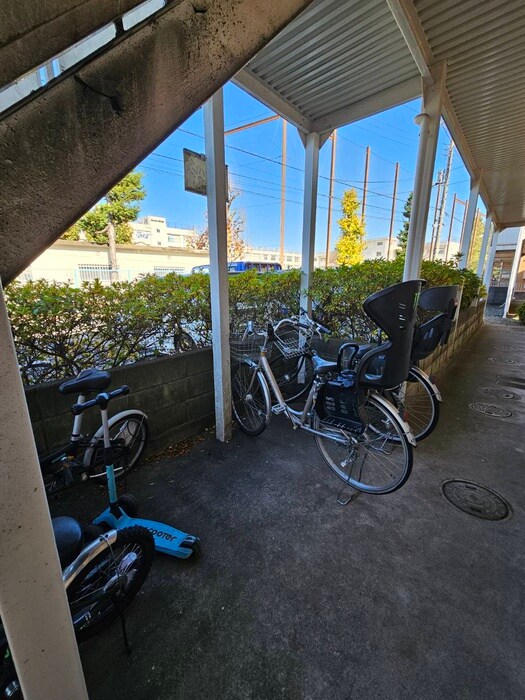 物件外観写真4　(駐輪場)