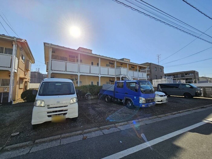 物件外観写真5　(駐車場)