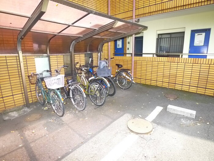 物件外観写真4　(駐輪場)