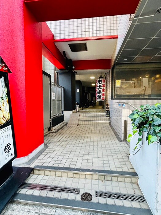 物件外観写真2　(エントランス部分)