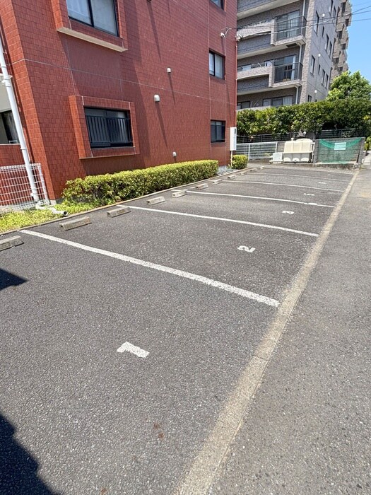 物件外観写真3　(駐車場)