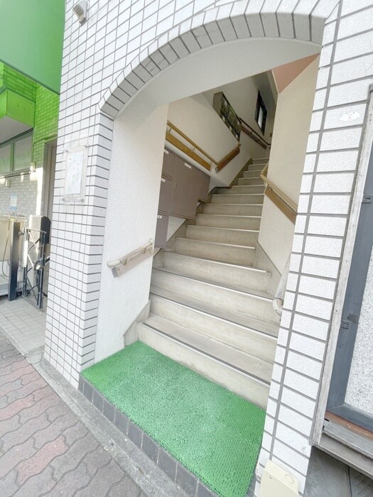 物件外観写真3　(エントランス部分)