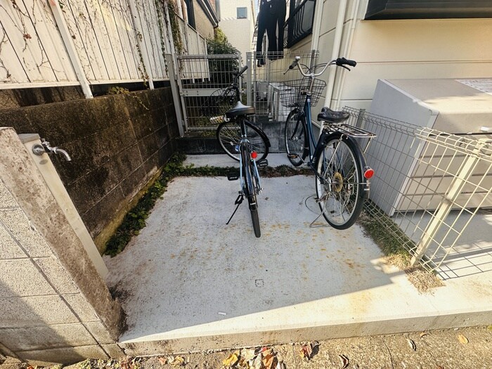 物件外観写真4　(駐輪場)