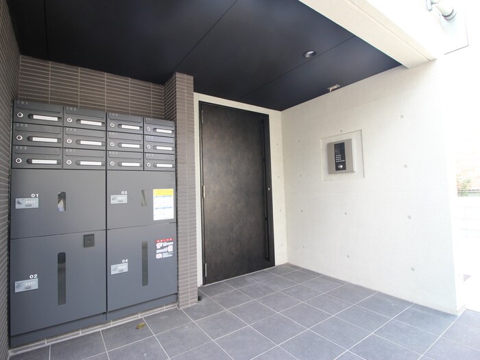 物件外観写真3　(エントランス部分)