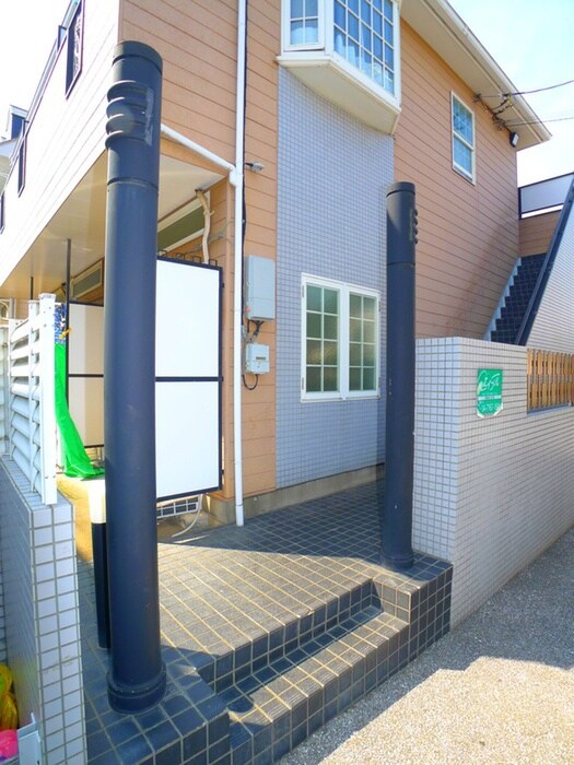 物件外観写真2　(エントランス部分)