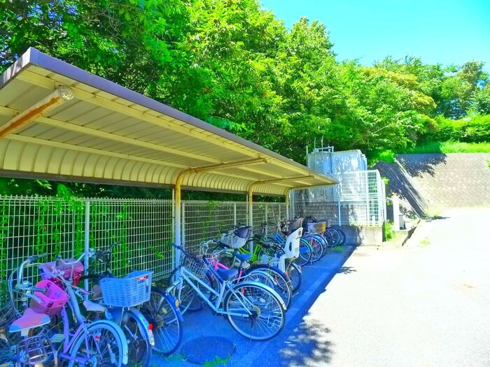 物件外観写真5　(駐輪場)