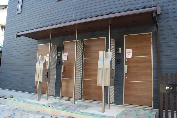 物件外観写真2　(エントランス部分)