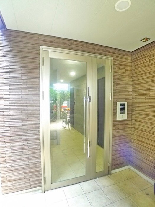 物件外観写真3　(エントランス部分)