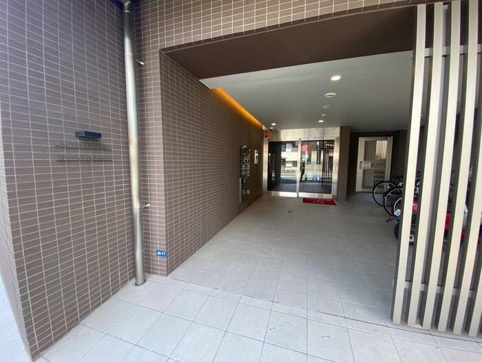 物件外観写真4　(エントランス部分)