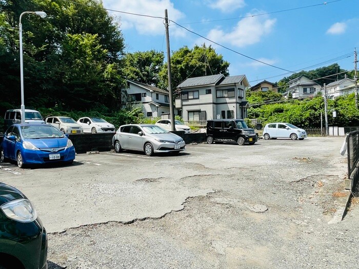 物件外観写真5　(駐車場)