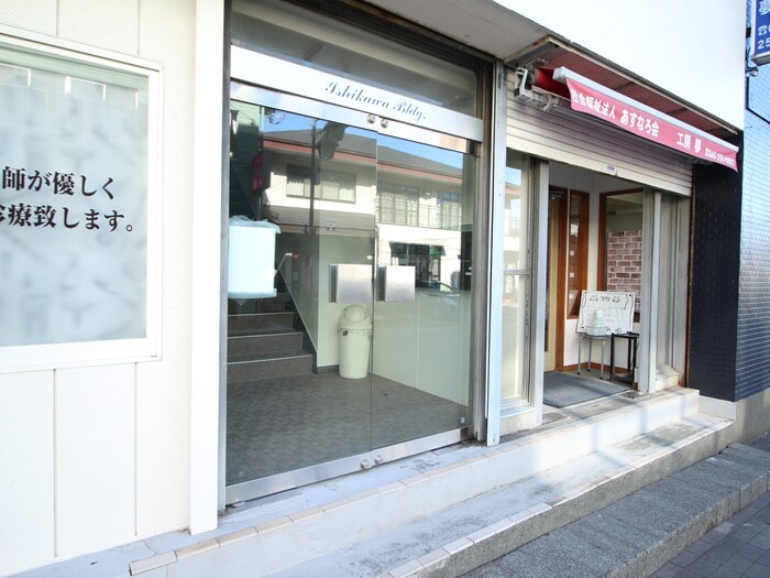 物件外観写真4　(エントランス部分)