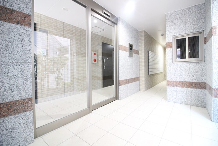 物件外観写真2　(エントランス部分)