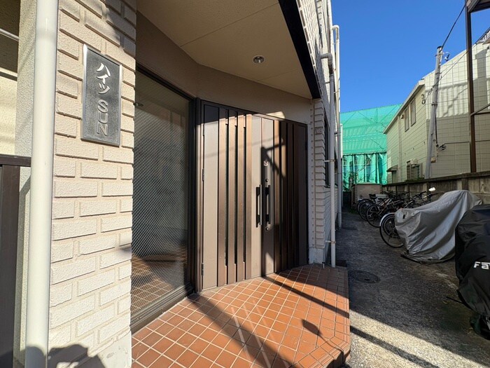 物件外観写真2　(エントランス部分)