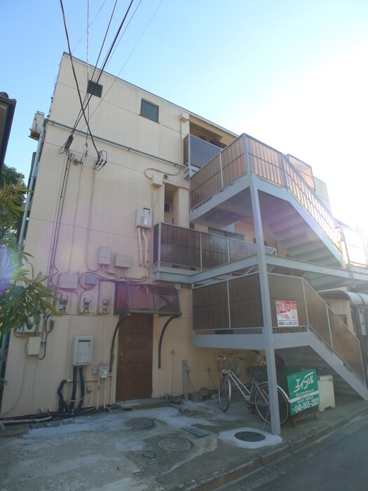 物件外観写真3　(エントランス部分)