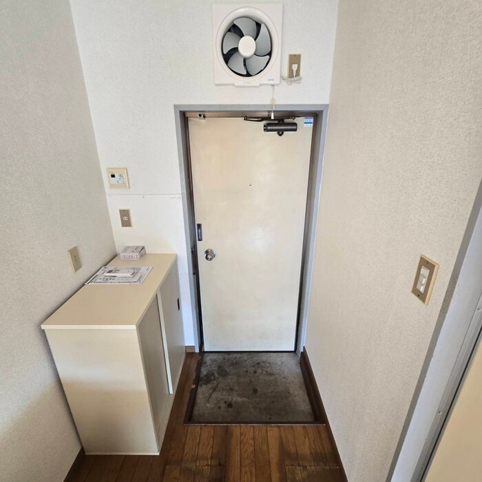 物件内観写真18　(玄関)