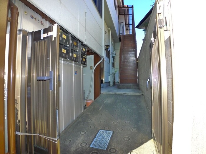 物件外観写真4　(エントランス部分)