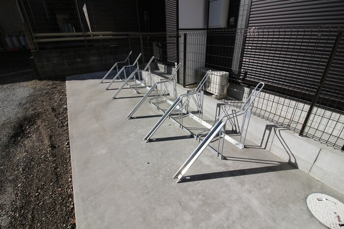 物件外観写真4　(駐輪場)