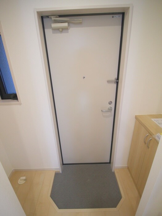 物件内観写真7　(玄関)