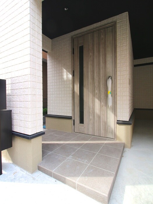 物件外観写真5　(エントランス部分)