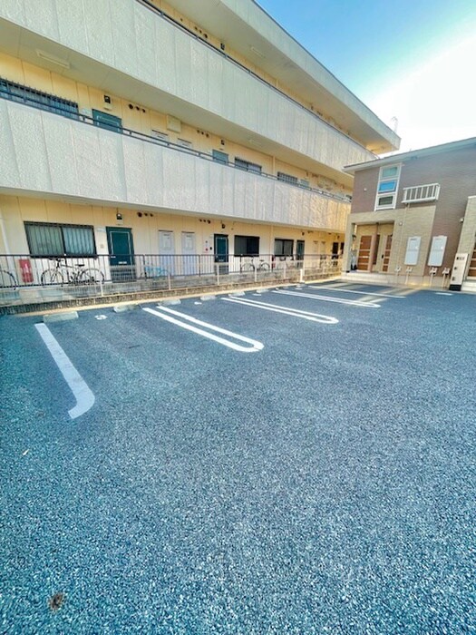物件外観写真2　(駐車場)