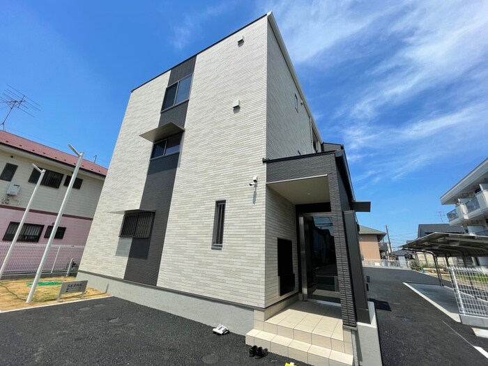 物件外観写真2　(エントランス部分)