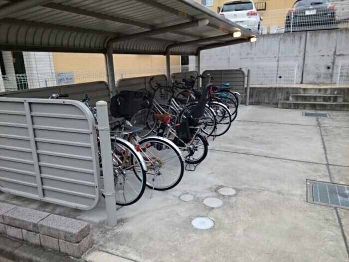物件外観写真4　(駐輪場)