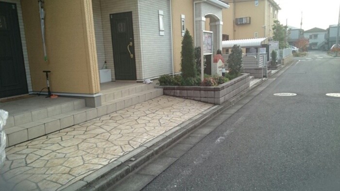 物件外観写真5　(エントランス部分)