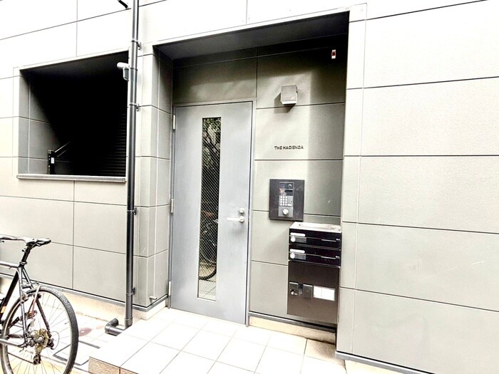 物件外観写真2　(エントランス部分)