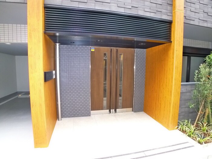 物件外観写真3　(エントランス部分)