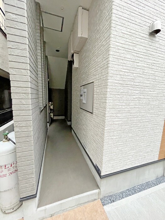 物件外観写真2　(エントランス部分)