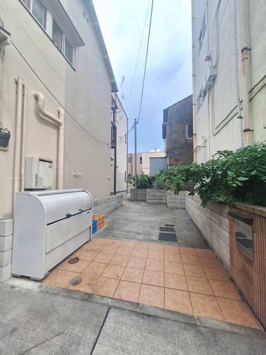 物件外観写真4　(エントランス部分)