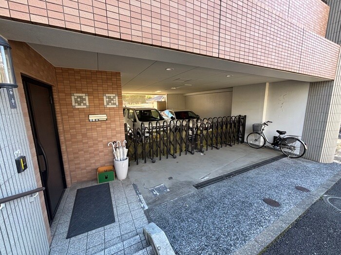 物件外観写真5　(駐車場)