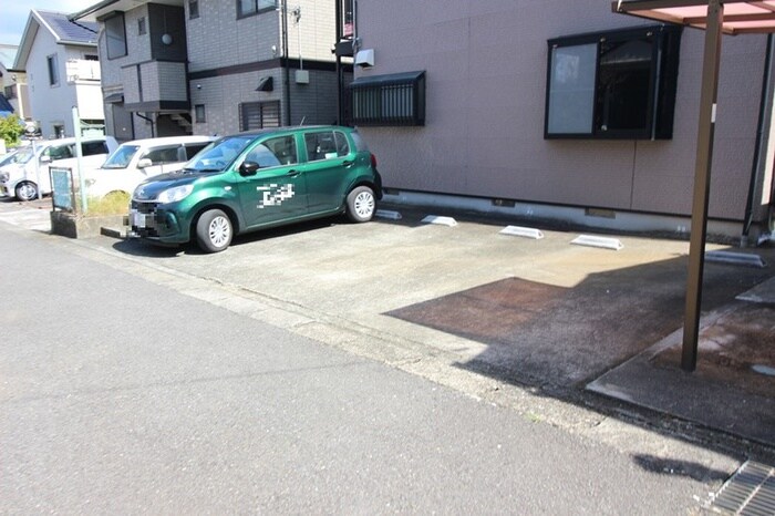 物件外観写真3　(駐車場)