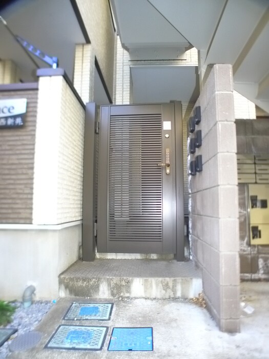 物件外観写真3　(エントランス部分)