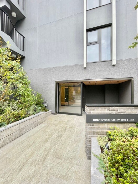 物件外観写真3　(エントランス部分)